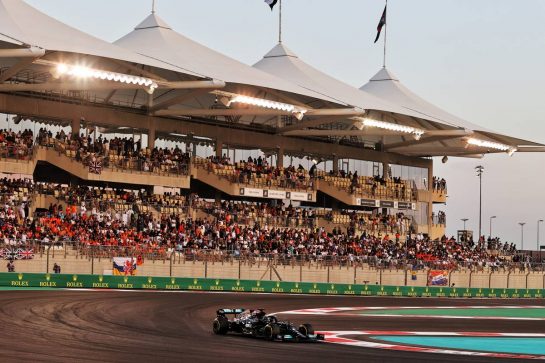 Lewis Hamilton (GBR) Mercedes AMG F1 W12.
12.12.2021. Formula 1 World Championship, Rd 22, Abu Dhabi Grand Prix, Yas Marina Circuit, Abu Dhabi, Race Day.
- www.xpbimages.com, EMail: requests@xpbimages.com © Copyright: Moy / XPB Images
