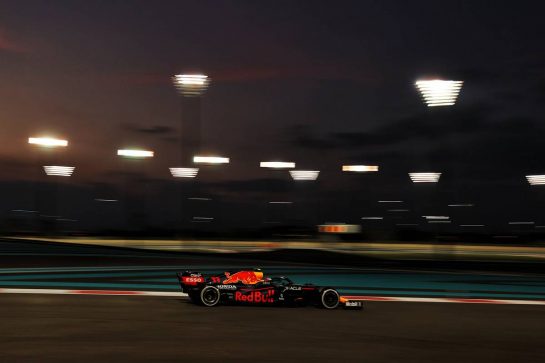 Sergio Perez (MEX) Red Bull Racing RB16B.
12.12.2021. Formula 1 World Championship, Rd 22, Abu Dhabi Grand Prix, Yas Marina Circuit, Abu Dhabi, Race Day.
- www.xpbimages.com, EMail: requests@xpbimages.com © Copyright: Moy / XPB Images