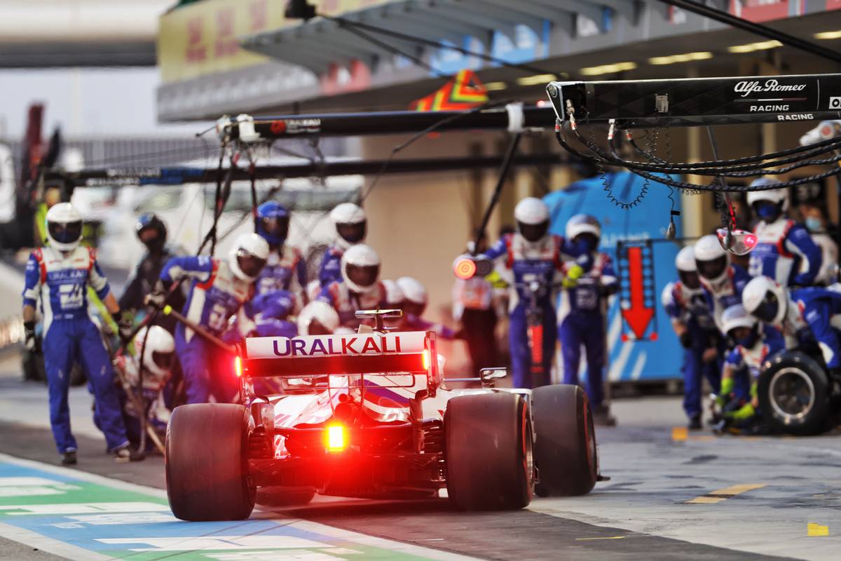 Mick Schumacher (GER) Haas VF-21 makes a pit stop. 12.12.2021. Formula 1 World Championship, Rd 22, Abu Dhabi Grand Prix, Yas Marina