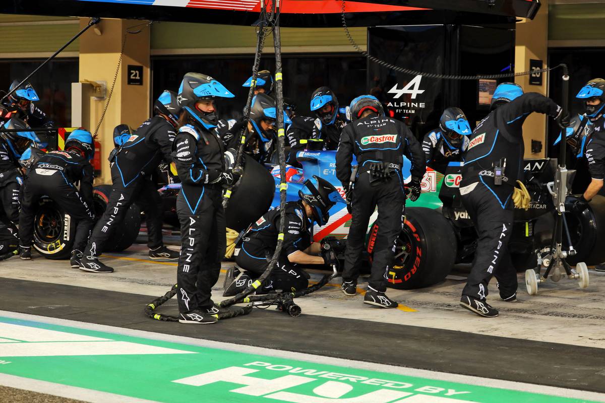 Esteban Ocon (FRA) Alpine F1 Team A521 makes a pit stop. 12.12.2021. Formula 1 World Championship, Rd 22, Abu Dhabi Grand Prix, Yas Marina