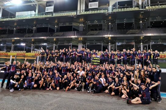 Race winner Max Verstappen (NLD) Red Bull Racing celebrates winning the World Championship with the team.
12.12.2021. Formula 1 World Championship, Rd 22, Abu Dhabi Grand Prix, Yas Marina Circuit, Abu Dhabi, Race Day.
- www.xpbimages.com, EMail: requests@xpbimages.com © Copyright: Moy / XPB Images