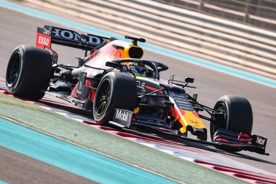 Sergio Perez (MEX), Red Bull Racing 15.12.2021. Formula 1 Testing, Yas Marina Circuit, Abu Dhabi, Wednesday.- www.xpbimages.com, EMail: requests@xpbimages.com © Copyright: Charniaux / XPB Images