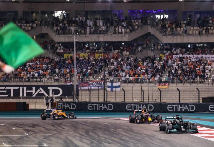 Lewis Hamilton (GBR), Mercedes AMG F1 and Max Verstappen (NLD), Red Bull Racing last lap 12.12.2021. Formula 1 World Championship, Rd 22, Abu Dhabi Grand Prix, Yas Marina