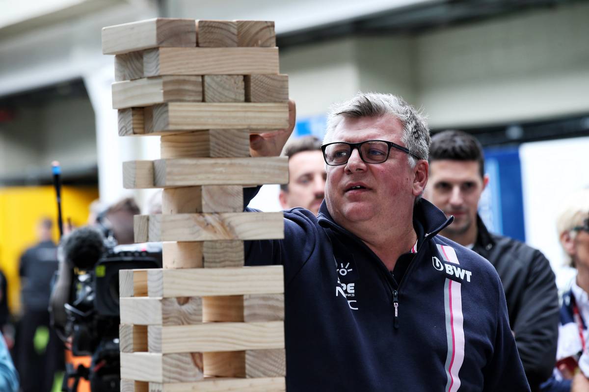 Otmar Szafnauer (USA) Racing Point Force India F1 Team Principal and CEO plays giant Jenga. 09.11.2018. Formula 1 World Championship, Rd 20, Brazilian Grand Prix, Sao Paulo, Brazil