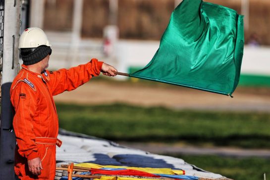 Circuit atmosphere - marshal waves green flag.
23.02.2022. Formula One Testing, Day One, Barcelona, Spain. Wednesday.
- www.xpbimages.com, EMail: requests@xpbimages.com © Copyright: Moy / XPB Images