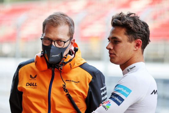 Lando Norris (GBR) McLaren with Andreas Seidl, McLaren Managing Director.
23.02.2022. Formula One Testing, Day One, Barcelona, Spain. Wednesday.
- www.xpbimages.com, EMail: requests@xpbimages.com © Copyright: Moy / XPB Images