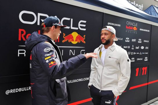 (L to R): Max Verstappen (NLD) Red Bull Racing with Memphis Depay (NLD) Professional Footballer.
24.02.2022. Formula One Testing, Day Two, Barcelona, Spain. Thursday.
- www.xpbimages.com, EMail: requests@xpbimages.com © Copyright: Moy / XPB Images