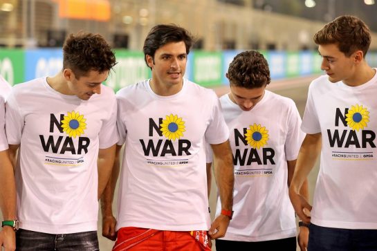 (L to R): Charles Leclerc (MON) Ferrari; Carlos Sainz Jr (ESP) Ferrari; Lando Norris (GBR) McLaren; and George Russell (GBR) Mercedes AMG F1, wearing t-shirts supporting the GPDA No War #RacingUnited campaign.
09.03.2022. Formula 1 Testing, Sakhir, Bahrain.
- www.xpbimages.com, EMail: requests@xpbimages.com © Copyright: Coates / XPB Images