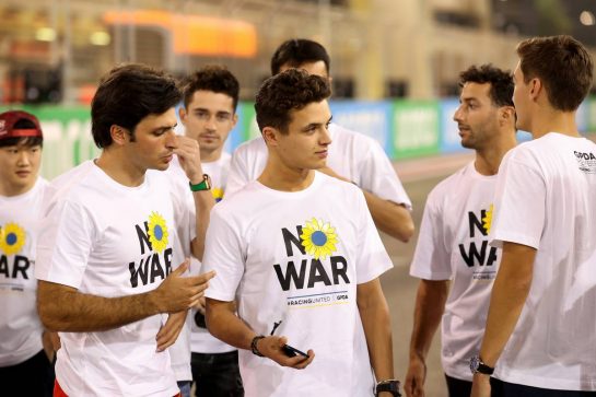 (L to R): Carlos Sainz Jr (ESP) Ferrari and Lando Norris (GBR) McLaren wearing t-shirts supporting the GPDA No War #RacingUnited campaign.
09.03.2022. Formula 1 Testing, Sakhir, Bahrain.
- www.xpbimages.com, EMail: requests@xpbimages.com © Copyright: Coates / XPB Images
