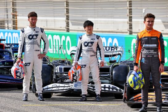 (L to R): Pierre Gasly (FRA) AlphaTauri with Yuki Tsunoda (JPN) AlphaTauri and Lando Norris (GBR) McLaren.
10.03.2022. Formula 1 Testing, Sakhir, Bahrain, Day One.
- www.xpbimages.com, EMail: requests@xpbimages.com © Copyright: Batchelor / XPB Images