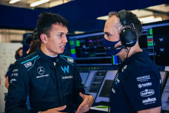 Alexander Albon (THA) Williams Racing with James Urwin (GBR) Williams Racing Race Engineer.
10.03.2022. Formula 1 Testing, Sakhir, Bahrain, Day One.
- www.xpbimages.com, EMail: requests@xpbimages.com © Copyright: Bearne / XPB Images