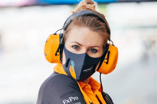 Sophie Ogg (GBR) McLaren Communications Director.
10.03.2022. Formula 1 Testing, Sakhir, Bahrain, Day One.
- www.xpbimages.com, EMail: requests@xpbimages.com © Copyright: Bearne / XPB Images