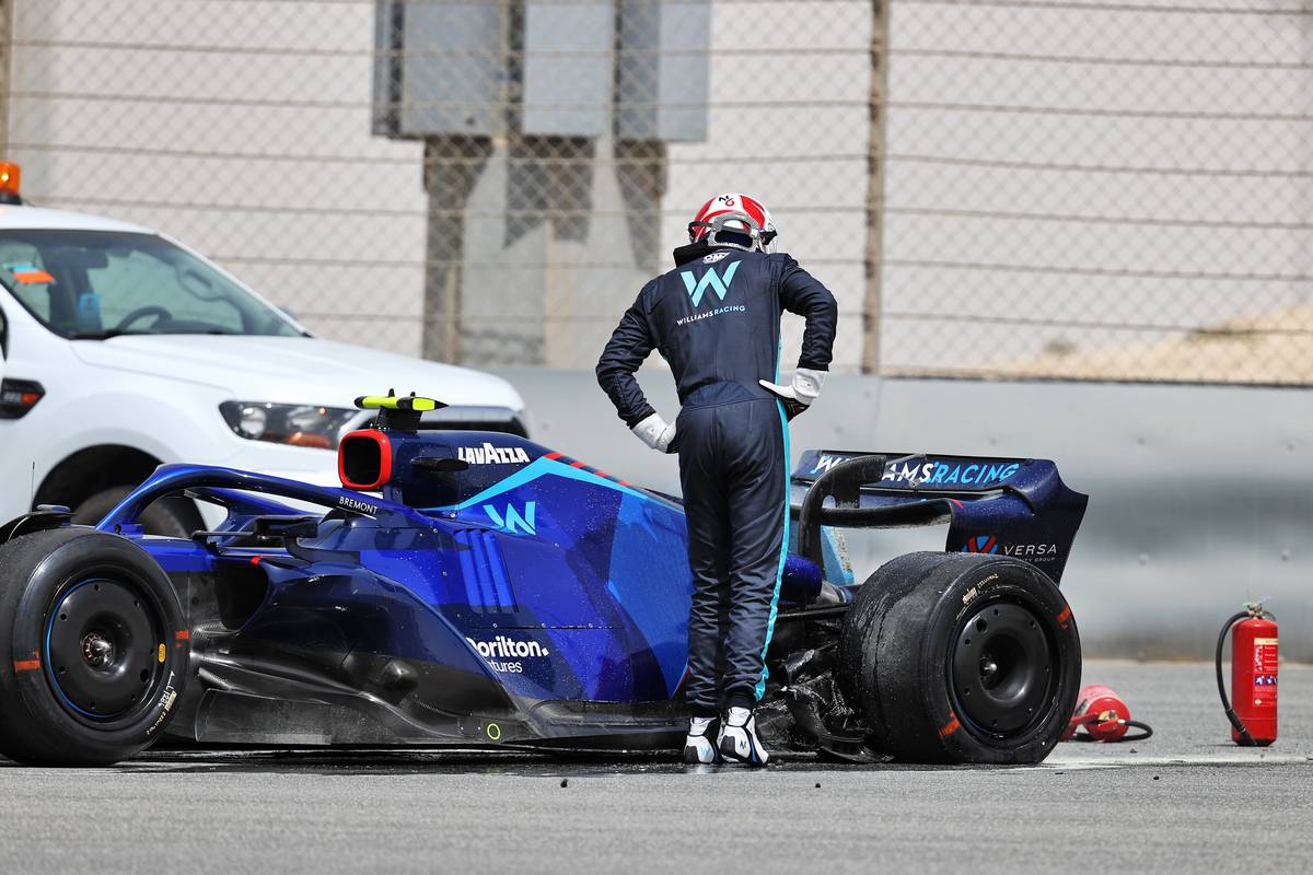 Nicholas Latifi (CDN) Williams Racing FW44 stopped on the circuit with the rear brakes on fire. 11.03.2022. Formula 1 Testing, Sakhir, Bahrain