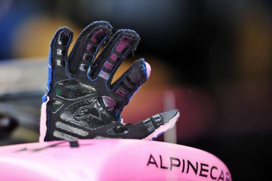 Fernando Alonso (ESP) Alpine F1 Team A522 - AlpineStars Racing glove.
12.03.2022. Formula 1 Testing, Sakhir, Bahrain, Day Three.
- www.xpbimages.com, EMail: requests@xpbimages.com © Copyright: Moy / XPB Images