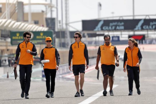 Lando Norris (GBR) McLaren walks the circuit with the team.
17.03.2022. Formula 1 World Championship, Rd 1, Bahrain Grand Prix, Sakhir, Bahrain, Preparation Day.
- www.xpbimages.com, EMail: requests@xpbimages.com © Copyright: Bearne / XPB Images