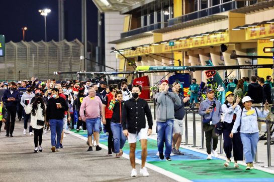 Circuit atmosphere - fans in the pits.
17.03.2022. Formula 1 World Championship, Rd 1, Bahrain Grand Prix, Sakhir, Bahrain, Preparation Day.
- www.xpbimages.com, EMail: requests@xpbimages.com © Copyright: Batchelor / XPB Images