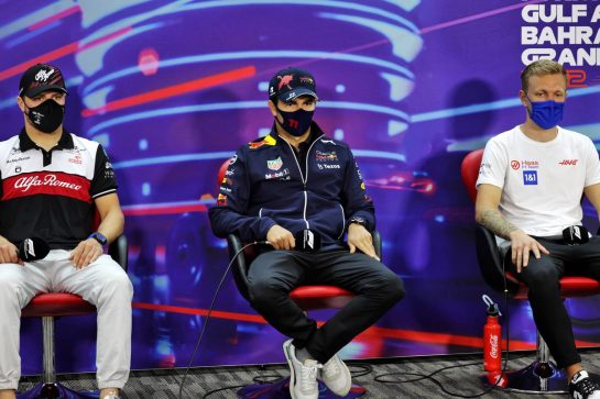 (L to R): Valtteri Bottas (FIN) Alfa Romeo F1 Team; Sergio Perez (MEX) Red Bull Racing; and Kevin Magnussen (DEN) Haas F1 Team; in the FIA Press Conference.
18.03.2022. Formula 1 World Championship, Rd 1, Bahrain Grand Prix, Sakhir, Bahrain, Practice Day
- www.xpbimages.com, EMail: requests@xpbimages.com © Copyright: Bearne / XPB Images