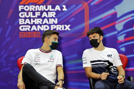 (L to R): George Russell (GBR) Mercedes AMG F1 and Pierre Gasly (FRA) AlphaTauri in the FIA Press Conference.
18.03.2022. Formula 1 World Championship, Rd 1, Bahrain Grand Prix, Sakhir, Bahrain, Practice Day
- www.xpbimages.com, EMail: requests@xpbimages.com © Copyright: Bearne / XPB Images
