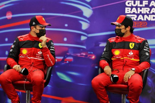 (L to R): Charles Leclerc (MON) Ferrari and team mate Carlos Sainz Jr (ESP) Ferrari in the post qualifying FIA Press Conference.
19.03.2022. Formula 1 World Championship, Rd 1, Bahrain Grand Prix, Sakhir, Bahrain, Qualifying Day.
- www.xpbimages.com, EMail: requests@xpbimages.com © Copyright: Bearne / XPB Images