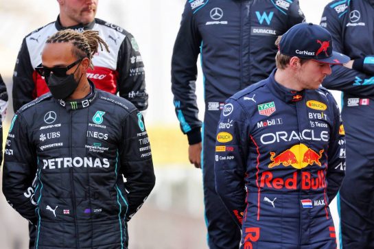 (L to R): Lewis Hamilton (GBR) Mercedes AMG F1 and Max Verstappen (NLD) Red Bull Racing at the start of season driver's photograph.
20.03.2022. Formula 1 World Championship, Rd 1, Bahrain Grand Prix, Sakhir, Bahrain, Race Day.
- www.xpbimages.com, EMail: requests@xpbimages.com © Copyright: Batchelor / XPB Images