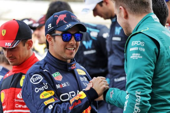 (L to R): Sergio Perez (MEX) Red Bull Racing and Nico Hulkenberg (GER) Aston Martin F1 Team Reserve Driver at the start of season driver's photograph.
20.03.2022. Formula 1 World Championship, Rd 1, Bahrain Grand Prix, Sakhir, Bahrain, Race Day.
- www.xpbimages.com, EMail: requests@xpbimages.com © Copyright: Bearne / XPB Images