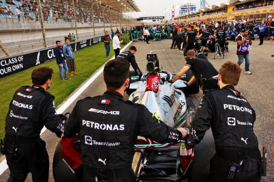 Lewis Hamilton (GBR) Mercedes AMG F1 W13 on the grid.
20.03.2022. Formula 1 World Championship, Rd 1, Bahrain Grand Prix, Sakhir, Bahrain, Race Day.
- www.xpbimages.com, EMail: requests@xpbimages.com © Copyright: Batchelor / XPB Images