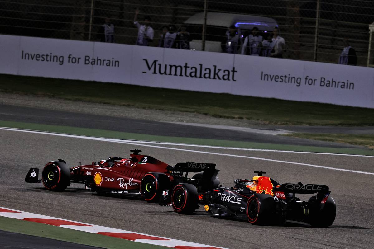 Charles Leclerc (MON) Ferrari F1-75 leads Max Verstappen (NLD) Red Bull Racing RB18. 20.03.2022. Formula 1 World Championship, Rd 1, Bahrain Grand Prix