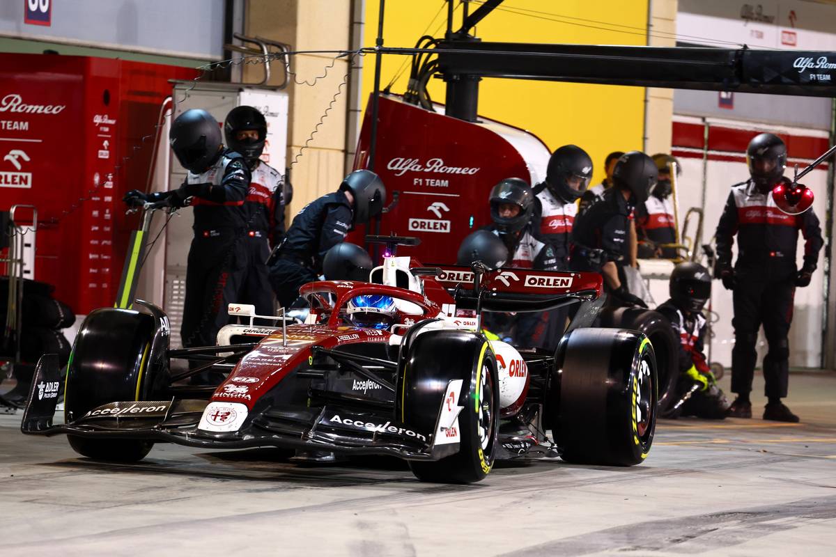 Valtteri Bottas (FIN) Alfa Romeo F1 Team C42 pit stop. 20.03.2022. Formula 1 World Championship, Rd 1, Bahrain Grand Prix, Sakhir