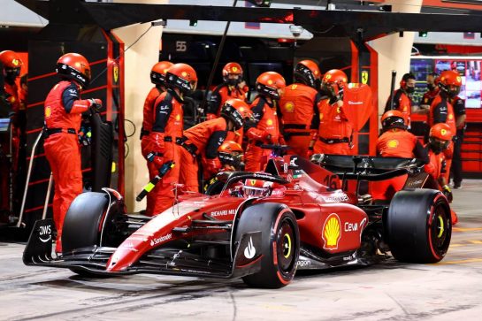 Charles Leclerc (MON) Ferrari F1-75 pit stop.
20.03.2022. Formula 1 World Championship, Rd 1, Bahrain Grand Prix, Sakhir, Bahrain, Race Day.
- www.xpbimages.com, EMail: requests@xpbimages.com © Copyright: Batchelor / XPB Images
