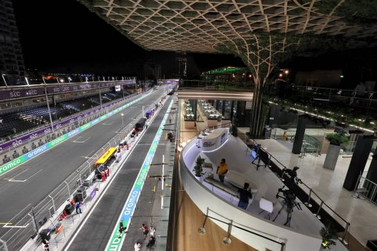 Circuit atmosphere - pit lane.
24.03.2022. Formula 1 World Championship, Rd 2, Saudi Arabian Grand Prix, Jeddah, Saudi Arabia, Preparation Day.
- www.xpbimages.com, EMail: requests@xpbimages.com © Copyright: Moy / XPB Images