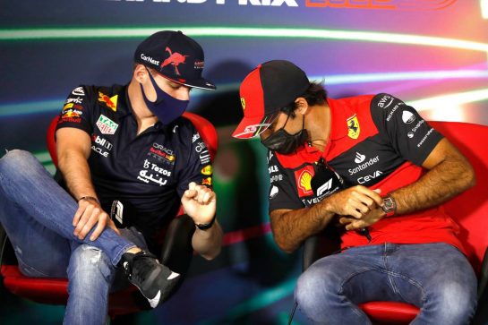 (L to R): Max Verstappen (NLD) Red Bull Racing and Carlos Sainz Jr (ESP) Ferrari in the FIA Press Conference.
25.03.2022 Formula 1 World Championship, Rd 2, Saudi Arabian Grand Prix, Jeddah, Saudi Arabia, Practice Day.
- www.xpbimages.com, EMail: requests@xpbimages.com © Copyright: XPB Images