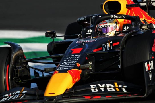 Max Verstappen (NLD) Red Bull Racing RB18.
25.03.2022 Formula 1 World Championship, Rd 2, Saudi Arabian Grand Prix, Jeddah, Saudi Arabia, Practice Day.
 - www.xpbimages.com, EMail: requests@xpbimages.com © Copyright: Coates / XPB Images