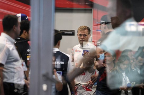 Kevin Magnussen (DEN) Haas F1 Team with other drivers at a meeting following a missile strike on an Aramco oil facility near to the circuit.

25.03.2022 Formula 1 World Championship, Rd 2, Saudi Arabian Grand Prix, Jeddah, Saudi Arabia, Practice Day.
- www.xpbimages.com, EMail: requests@xpbimages.com © Copyright: Moy / XPB Images