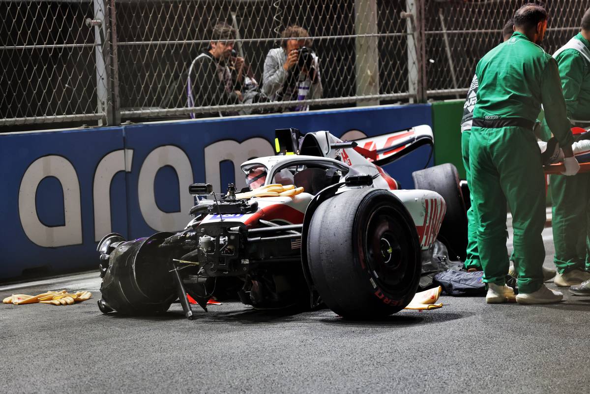 Mick Schumacher (GER) is extracted from his Haas VF-22 after he crashed during qualifying. 26.03.2022. Formula 1 World Championship, Rd 2, Saudi Arabian Grand Prix, Jeddah