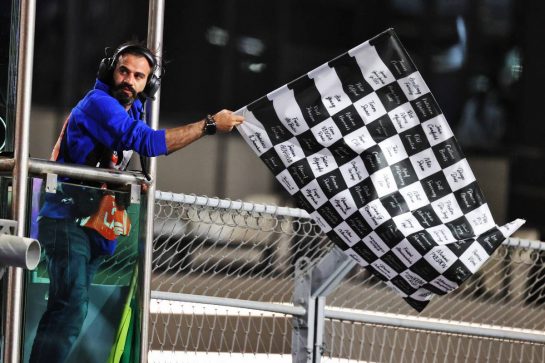 Circuit atmosphere - chequered flag is waved.
26.03.2022. Formula 1 World Championship, Rd 2, Saudi Arabian Grand Prix, Jeddah, Saudi Arabia, Qualifying Day.
- www.xpbimages.com, EMail: requests@xpbimages.com © Copyright: Moy / XPB Images