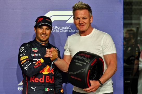 Sergio Perez (MEX) Red Bull Racing receives his Pirelli Pole Position Award from Gordon Ramsey (GBR) Celebrity Chef.
26.03.2022. Formula 1 World Championship, Rd 2, Saudi Arabian Grand Prix, Jeddah, Saudi Arabia, Qualifying Day.
- www.xpbimages.com, EMail: requests@xpbimages.com © Copyright: Batchelor / XPB Images