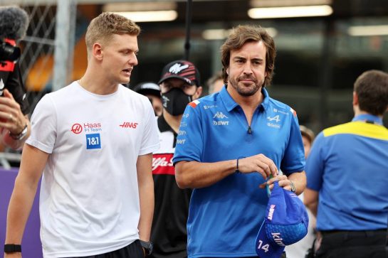 (L to R): Mick Schumacher (GER) Haas F1 Team and Fernando Alonso (ESP) Alpine F1 Team on the drivers parade.
27.03.2022. Formula 1 World Championship, Rd 2, Saudi Arabian Grand Prix, Jeddah, Saudi Arabia, Race Day.
- www.xpbimages.com, EMail: requests@xpbimages.com © Copyright: Moy / XPB Images