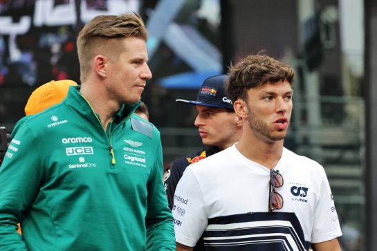 (L to R): Nico Hulkenberg (GER) Aston Martin F1 Team Reserve Driver and Pierre Gasly (FRA) AlphaTauri on the drivers parade.
27.03.2022. Formula 1 World Championship, Rd 2, Saudi Arabian Grand Prix, Jeddah, Saudi Arabia, Race Day.
- www.xpbimages.com, EMail: requests@xpbimages.com © Copyright: Bearne / XPB Images