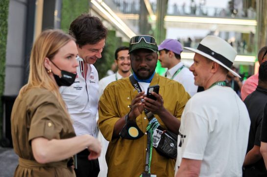 (L to R): Toto Wolff (GER) Mercedes AMG F1 Shareholder and Executive Director with will.i.am (USA) Black Eyed Peas.
27.03.2022. Formula 1 World Championship, Rd 2, Saudi Arabian Grand Prix, Jeddah, Saudi Arabia, Race Day.
- www.xpbimages.com, EMail: requests@xpbimages.com © Copyright: Moy / XPB Images