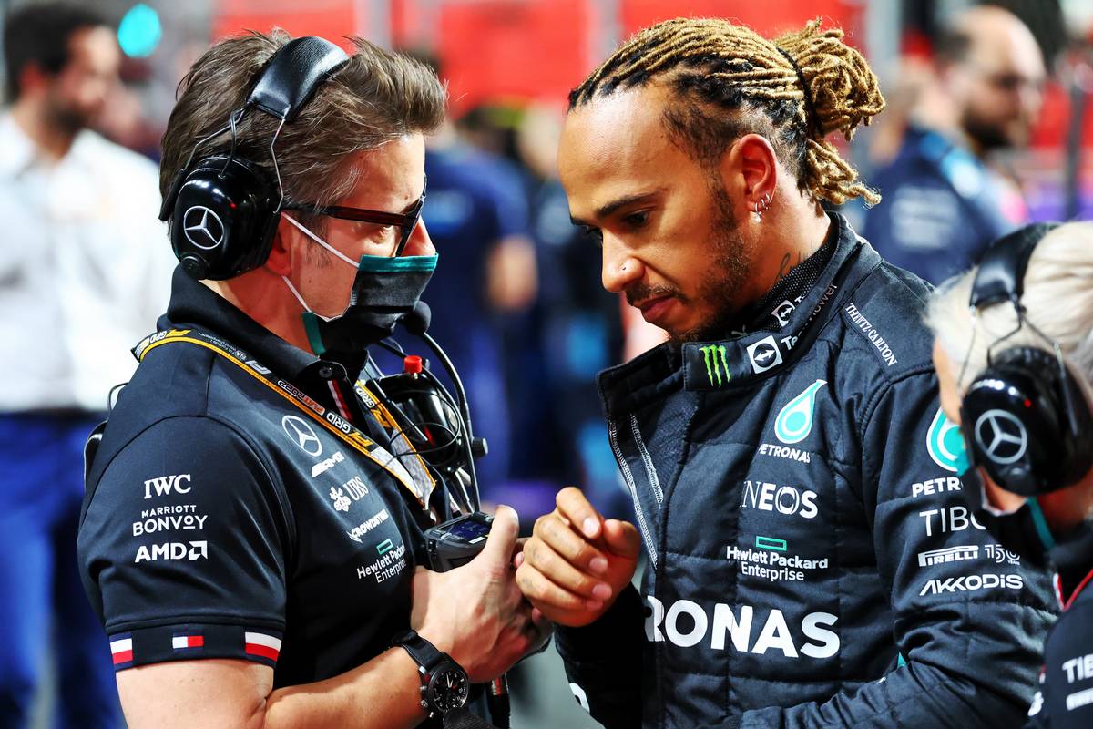 Peter Bonnington (GBR) Mercedes AMG F1 Race Engineer with Lewis Hamilton (GBR) Mercedes AMG F1 on the grid. 27.03.2022. Formula 1 World Championship, Rd 2, Saudi Arabian Grand Prix, Jeddah