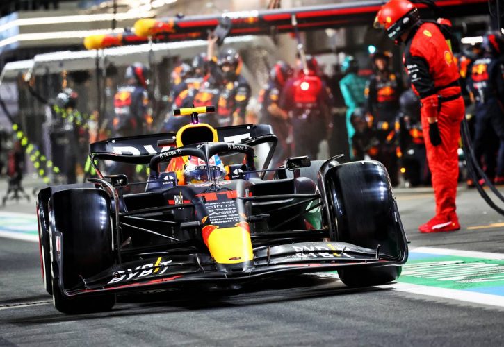 Sergio Perez (MEX) Red Bull Racing RB18 makes a pit stop. 27.03.2022. Formula 1 World Championship, Rd 2, Saudi Arabian Grand Prix, Jeddah