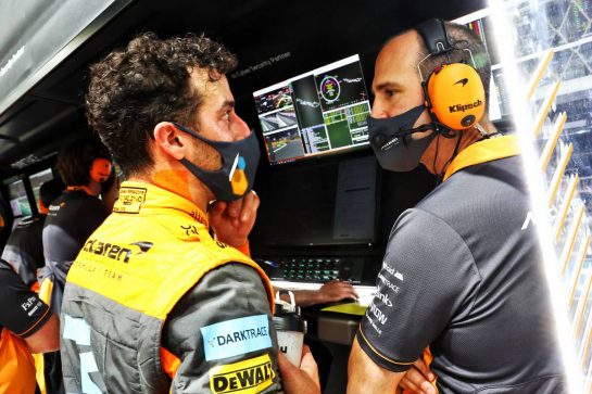 Daniel Ricciardo (AUS) McLaren talks with Tom Stallard (GBR) McLaren Race Engineer.
27.03.2022. Formula 1 World Championship, Rd 2, Saudi Arabian Grand Prix, Jeddah, Saudi Arabia, Race Day.
- www.xpbimages.com, EMail: requests@xpbimages.com © Copyright: Batchelor / XPB Images