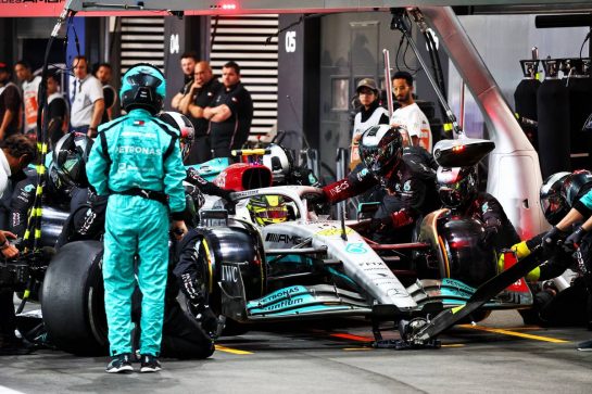 Lewis Hamilton (GBR) Mercedes AMG F1 W13 makes a pit stop.
27.03.2022. Formula 1 World Championship, Rd 2, Saudi Arabian Grand Prix, Jeddah, Saudi Arabia, Race Day.
- www.xpbimages.com, EMail: requests@xpbimages.com © Copyright: Batchelor / XPB Images