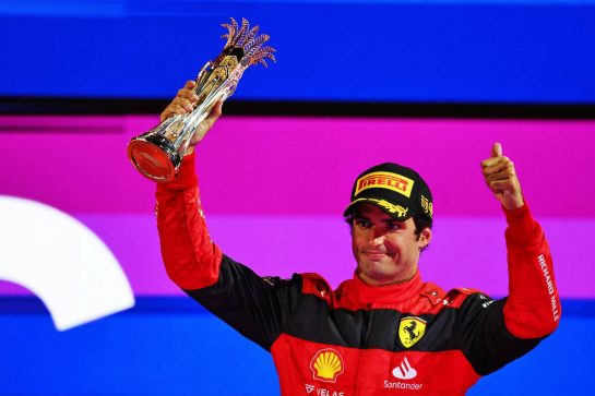 Carlos Sainz Jr (ESP) Ferrari celebrates his third position on the podium.
27.03.2022. Formula 1 World Championship, Rd 2, Saudi Arabian Grand Prix, Jeddah, Saudi Arabia, Race Day.
- www.xpbimages.com, EMail: requests@xpbimages.com © Copyright: Batchelor / XPB Images
