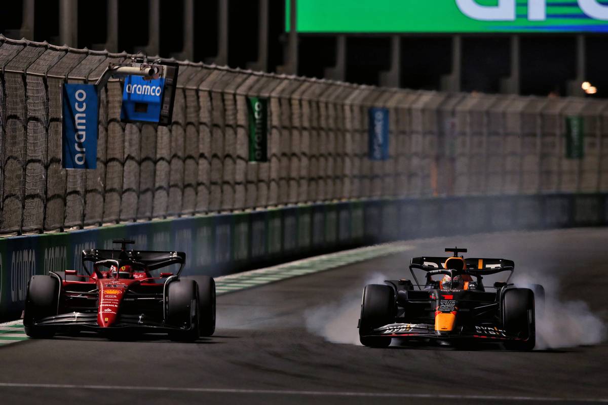 Charles Leclerc (MON) Ferrari F1-75 and Max Verstappen (NLD) Red Bull Racing RB18 battle for the lead of the race. 27.03.2022. Formula 1 World Championship, Rd 2, Saudi Arabian Grand Prix, Jeddah