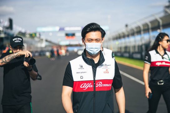 Guanyu Zhou (CHN) Alfa Romeo F1 Team walks the circuit with the team.
06.04.2022. Formula 1 World Championship, Rd 3, Australian Grand Prix, Albert Park, Melbourne, Australia, Preparation Day.
- www.xpbimages.com, EMail: requests@xpbimages.com © Copyright: Bearne / XPB Images