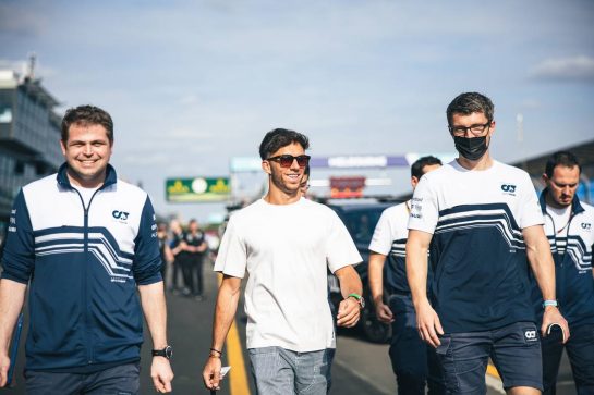 Pierre Gasly (FRA) AlphaTauri walks the circuit with the team.
06.04.2022. Formula 1 World Championship, Rd 3, Australian Grand Prix, Albert Park, Melbourne, Australia, Preparation Day.
- www.xpbimages.com, EMail: requests@xpbimages.com © Copyright: Bearne / XPB Images