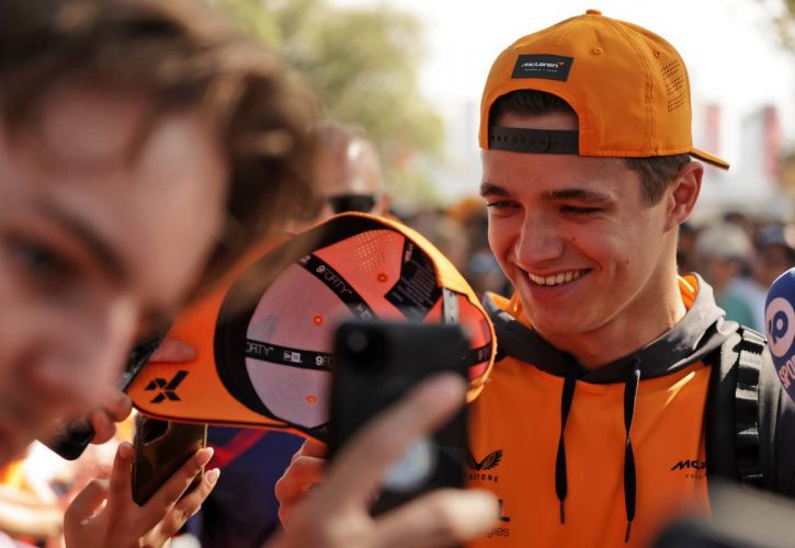 Lando Norris (GBR) McLaren with fans. 08.04.2022. Formula 1 World Championship, Rd 3, Australian Grand Prix, Albert Park, Melbourne