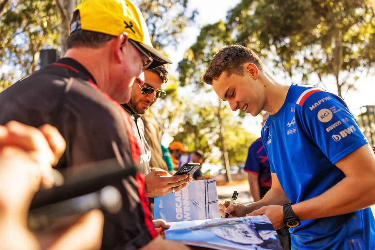 Oscar Piastri (AUS) Alpine F1 Team Reserve Driver with fans. 08.04.2022. Formula 1 World Championship, Rd 3, Australian Grand Prix, Albert Park, Melbourne