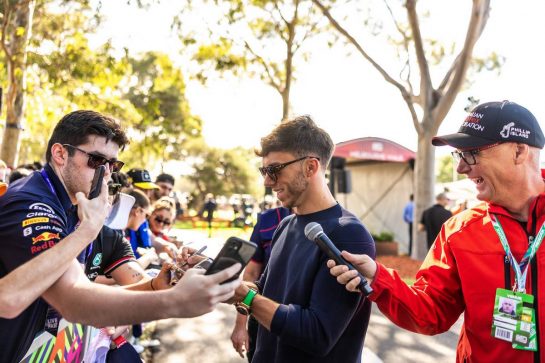 Pierre Gasly (FRA) AlphaTauri with fans.
08.04.2022. Formula 1 World Championship, Rd 3, Australian Grand Prix, Albert Park, Melbourne, Australia, Practice Day.
- www.xpbimages.com, EMail: requests@xpbimages.com © Copyright: Bearne / XPB Images